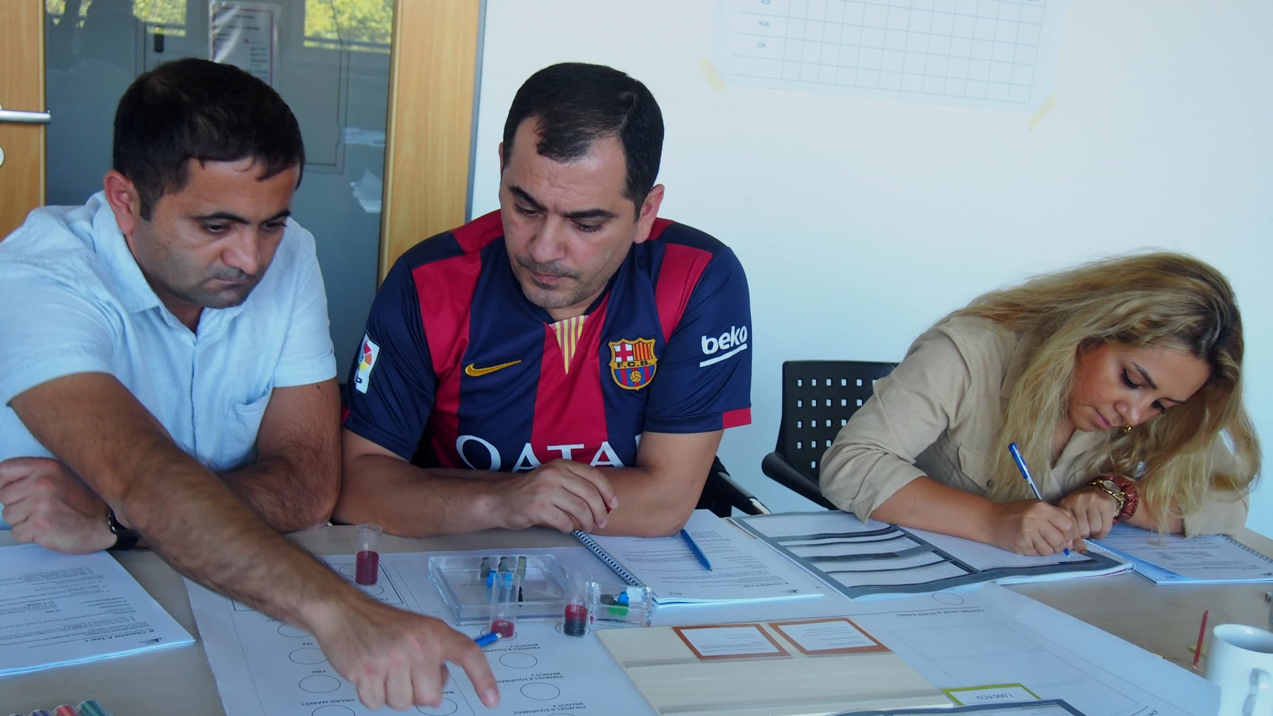 Teamarbeit am Planspiel-Tisch